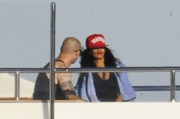 Rihanna découvre son yacht le Latitude en compagnie d'un ami, en Sardaigne le 15 juillet 2012