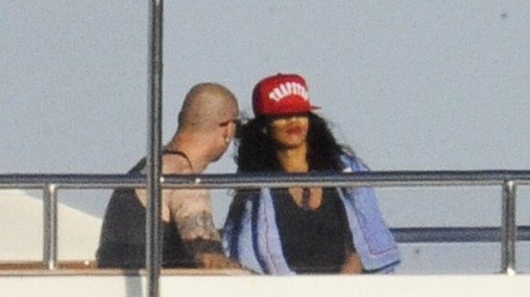 Rihanna : Vacances sur son yacht en Italie, avec un beau tatoué...