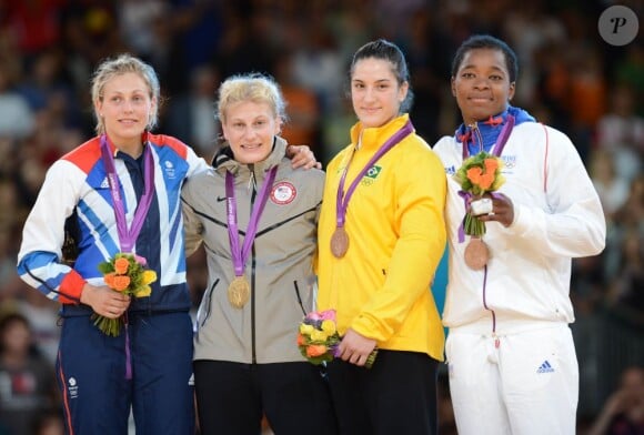 Audrey Tcheuméo le 2 août 2012 sur le podium des Jeux olympiques après avoir décroché la médaille de bronze