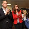 Le prince William félicite l'athlète australienne Jess Fox, médaille d'argent en canöé lors d'une visite du QG britannique au village olympique le 3 août 2012