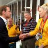 Le prince William félicite l'athlète Lauren Jackson, porte-drapeau de la délégation australienne lors d'une visite du QG britannique au village olympique le 3 août 2012
