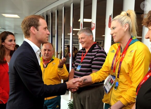 Le prince William félicite l'athlète Lauren Jackson, porte-drapeau de la délégation australienne lors d'une visite du QG britannique au village olympique le 3 août 2012