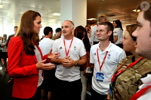 Kate Middleton est allée à la rencontre des volontaires lors d'une visite du QG britannique au village olympique le 3 août 2012