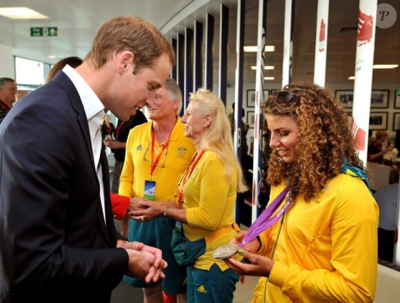 Le prince William félicite l'athlète australienne Jess Fox, médaille d'argent en canöé lors d'une visite du QG britannique au village olympique le 3 août 2012