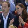 Le prince William, duc de Cambridge et Catherine, duchesse de Cambridge enthousiastes lors des finales olympiques de natation le 3 août 2012 à Londres