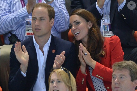 Le prince William, duc de Cambridge et Catherine, duchesse de Cambridge enthousiastes lors des finales olympiques de natation le 3 août 2012 à Londres