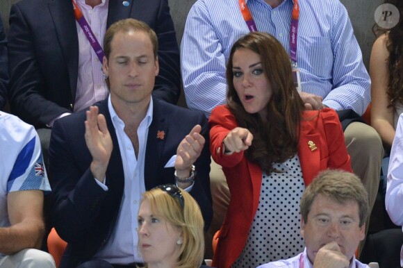 Le prince William, duc de Cambridge et sa femme Catherine, intriguée par les finales olympiques de natation le 3 août 2012 à Londres