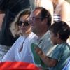 François Hollande et Valérie Trierweiler sirotent un Perrier dans un café de Brégançon, dans le Var, le samedi 4 août 2012.