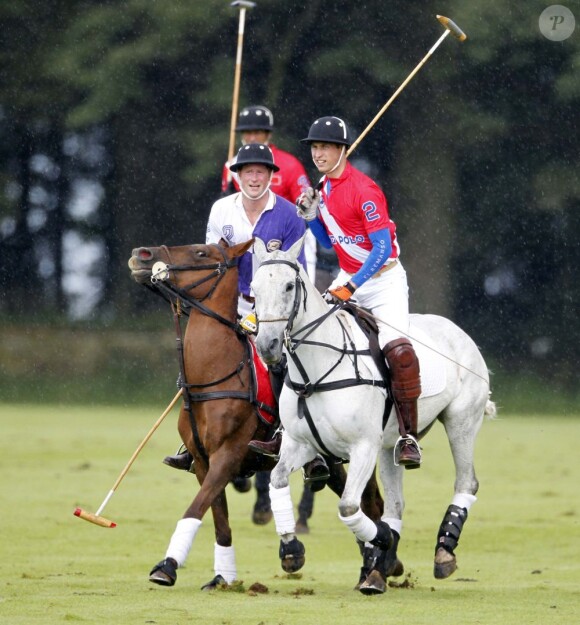 Les princes William et Harry disputaient le 5 août 2012 un match de polo caritatif au profit de trois associations qu'ils soutiennent, lors du Jerudong Trophy, dans les Costwolds.