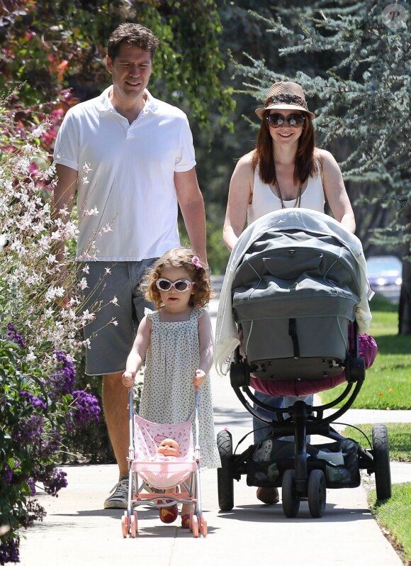 Alyson Hannigan et son mari Alexis Denisof ont le sourire avec leur petite fille Satyana et la dernière Keeva profitant d'un dimanche ensoleillé dans les rues de Brentwood le 5 août 2012