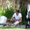 Alyson Hannigan, son mari Alexis Denisof, leur petite fille Satyana et la dernière Keeva profitent d'un dimanche ensoleillé dans les rues de Brentwood le 5 août 2012