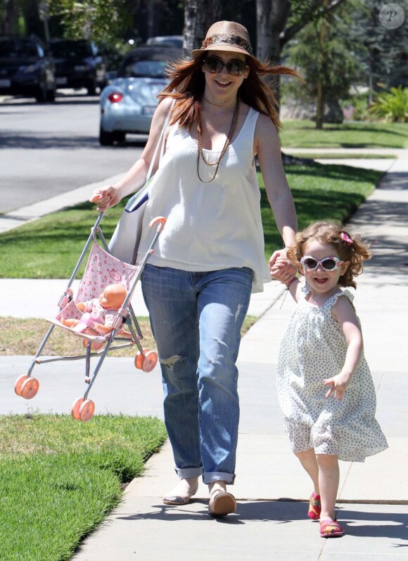 Alyson Hannigan porte la poussette de sa petite fille Satyana qui préfère courir dans les rues de Brentwood le 5 août 2012