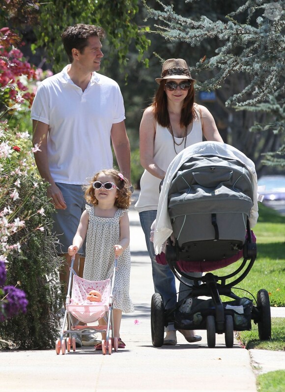 Alyson Hannigan, son mari Alexis Denisof, leur petite fille Satyana et la dernière Keeva profitent d'un dimanche ensoleillé dans les rues de Brentwood le 5 août 2012