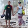 Main dans la main, Gwen Stefani à la plage avec son mari Gavin Rossdale et leur fils Zuma, le 6 août 2012 à Palm Beach