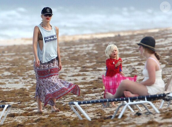 Gwen Stefani à la plage avec son mari Gavin Rossdale et leur fils Zuma, le 6 août 2012 à Palm Beach