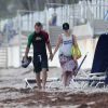 Sur la plage de Palm Beach, Gwen Stefani, son mari Gavin Rossdale et leur fils Zuma profitent de la vie, le 6 août 2012