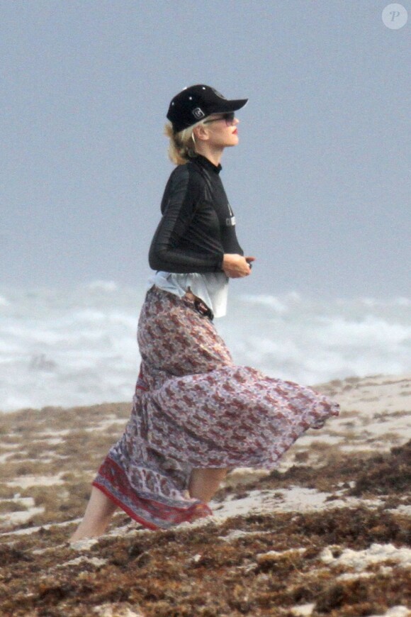 Sur la plage de Palm Beach, Gwen Stefani, son mari Gavin Rossdale et leur fils Zuma profitent de la vie, le 6 août 2012