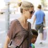 Heidi Klum, portant un sac Toys"R"Us à la main, est surprise avec ses enfants dans le quartier de SoHo. New York, le 6 août 2012.
