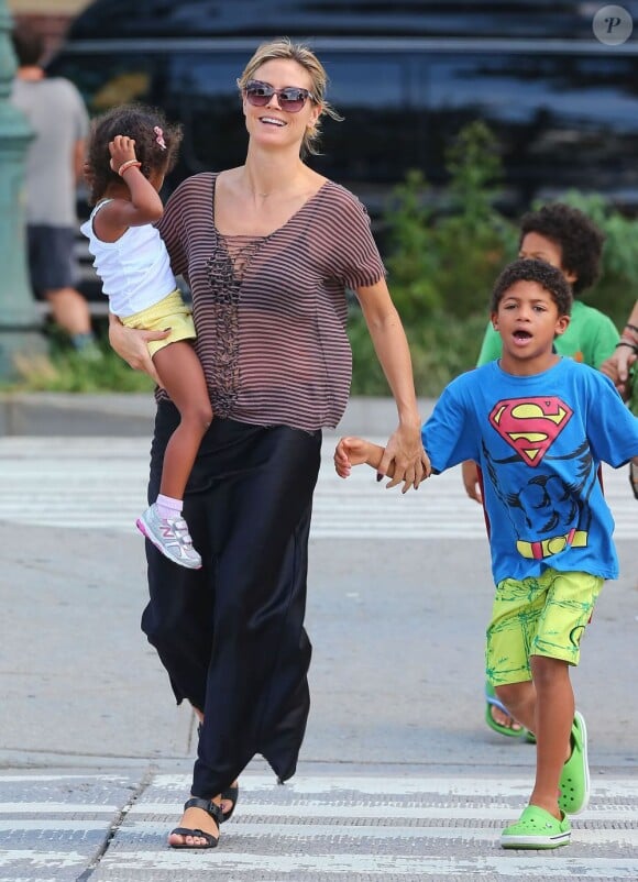 Avec sa petite Lou dans les bras et son fils Henry pas très loin, Heidi Klum retrouve le sourire. New York, le 6 août 2012.