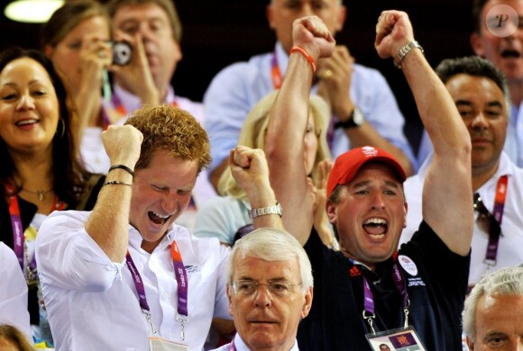 Le prince Harry et son cousin Peter Phillips étaient en transe au vélodrome de Londres le 7 août 2012 pour le nouveau sacre olympique de Chris Hoy, médaille d'or du keirin, et de Laura Trott, médaille d'or de l'omnium.