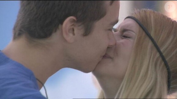 Fanny et Sacha s'embrassent dans Secret Story 6
