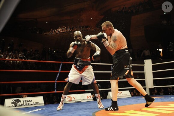 Le dernier match d'Evander Holyfield remonte à mai 2011, une victoire par KO technique contre le Danois Brian Nielsen.