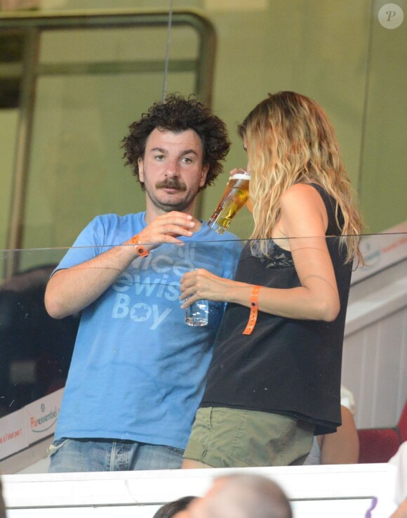 Michaël Youn et sa compagne Isabelle Funaro dans les tribunes du Parc des Princes pour la rentrée du Paris Saint-Germain en Ligue 1 le 11 août 2012.