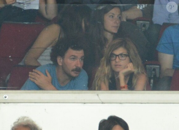 Michaël Youn et sa compagne Isabelle Funaro dans les tribunes du Parc des Princes pour la rentrée du Paris Saint-Germain en Ligue 1 le 11 août 2012.