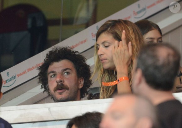 Michaël Youn et sa compagne Isabelle Funaro dans les tribunes du Parc des Princes pour la rentrée du Paris Saint-Germain en Ligue 1 le 11 août 2012.