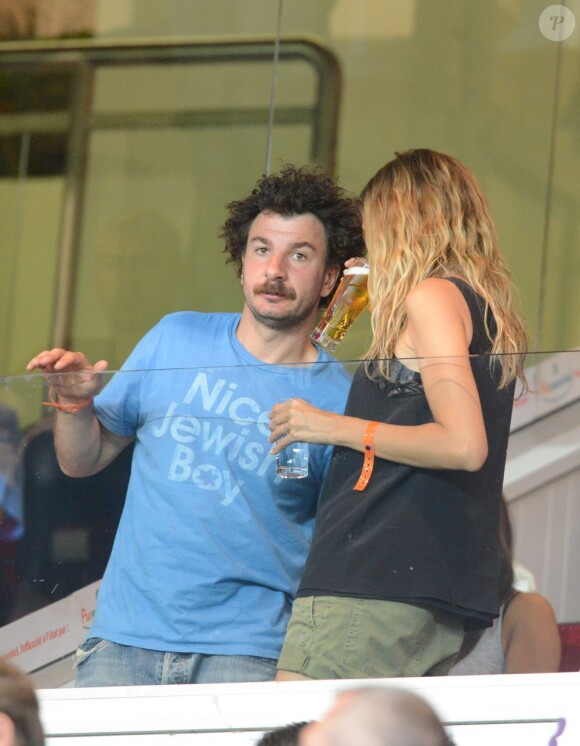 Michaël Youn et sa compagne Isabelle Funaro dans les tribunes du Parc des Princes pour la rentrée du Paris Saint-Germain en Ligue 1 le 11 août 2012.