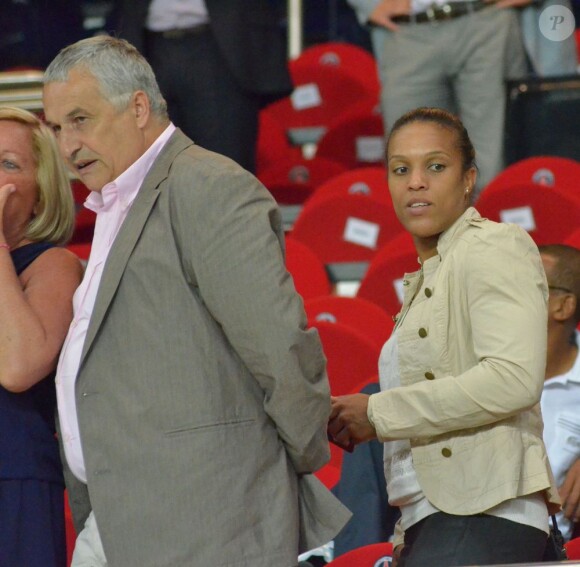 Les médaillés olympiques de Londres Lucie Décosse (judo, or) et Michaël Llodra (tennis, argent) ont donné le coup d'envoi au Parc des Princes le 11 août 2012 de PSG-Lorient lors de la 1e journée de championnat de Ligue 1.