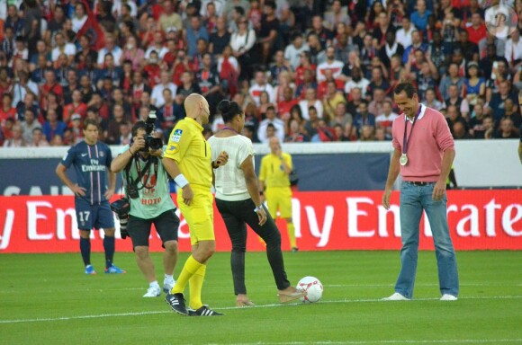 Les médaillés olympiques de Londres Lucie Décosse (judo, or) et Michaël Llodra (tennis, argent) ont donné le coup d'envoi au Parc des Princes le 11 août 2012 de PSG-Lorient lors de la 1e journée de championnat de Ligue 1.