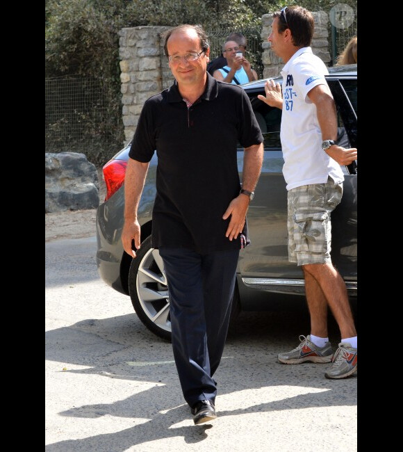 François Hollande se promène à Brégançon le dimanche 12 août, jour de son 58e anniversaire.