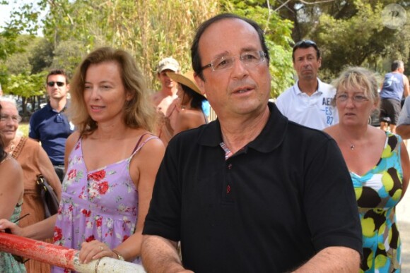 François Hollande et Valérie Trierweiler se promènent à Brégançon le dimanche 12 août, jour du 58e anniversaire du président.