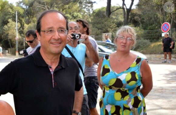 François Hollande se promène à Brégançon le dimanche 12 août, jour de son 58e anniversaire.