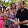 François Hollande et Valérie Trierweiler rencontrent des vacanciers à Brégançon le dimanche 12 août, jour du 58e anniversaire du président.
