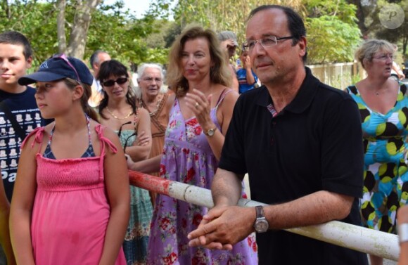 François Hollande et Valérie Trierweiler rencontrent des vacanciers à Brégançon le dimanche 12 août, jour du 58e anniversaire du président.