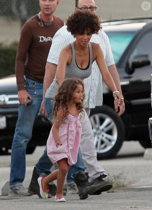 Halle Berry, en tournage du film The Hive, fait une pause avec sa fille Nahla, le 19 juillet 2012