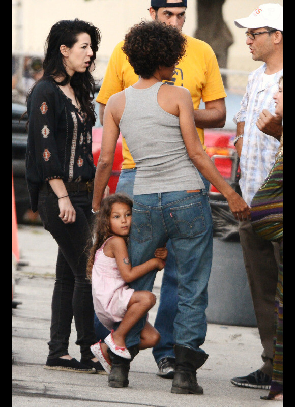 Halle Berry et sa fille Nahla sur le tournage de The Hive le 19 juillet 2012