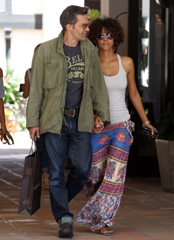 Olivier Martinez et Halle Berry se promenant à Los Angeles le 26 mai 2012