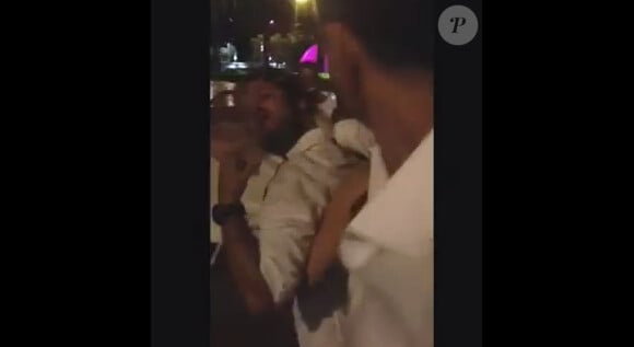 Le prince Carl Philip de Suède agressé à la sortie du restaurant-club select le Baoli à Cannes en août 2012, image d'une vidéo amateur diffusée par Aftonbladet. Sa compagne Sofia Hellqvist est même intervenue pour le séparer de ses agresseurs et le retenir alors qu'il voulait répliquer.