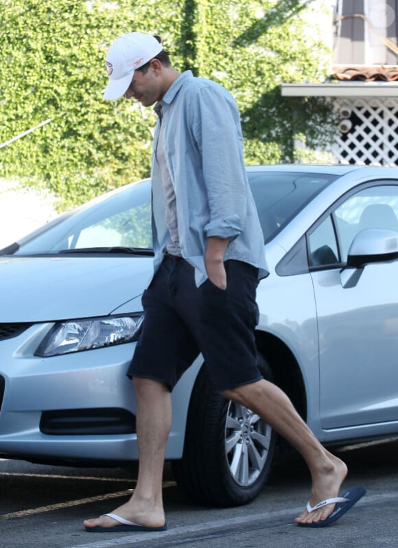 Ashton Kutcher et Mila Kunis ne s'affichent pas en couple mais ils ont déjeuné tous les deux à Studio City en Californie le 12 août 2012