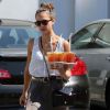 Jessica Alba dans les rues de Los Angeles se rend à son bureau les bras chargés de cafés et thés glacés. Le 13 août 2012
