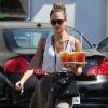 Jessica Alba dans les rues de Los Angeles se rend à son bureau les bras chargés de cafés et thés glacés. Le 13 août 2012