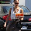 Jessica Alba dans les rues de Los Angeles se rend à son bureau les bras chargés de cafés et thés glacés. Le 13 août 2012