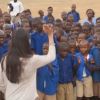 Freida Pinto visite une école au Sierra Leone.