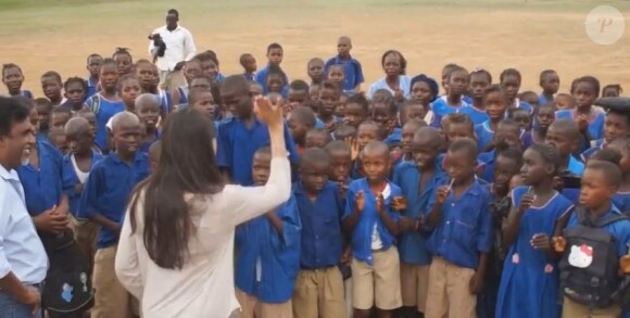 Freida Pinto visite une école au Sierra Leone.