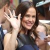 Jennifer Garner signe des autographes avant d'arriver sur le plateau du Late Show à New York, le 14 août 2012