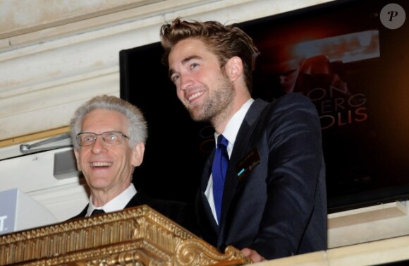 Robert Pattinson visite la New York Stock Exchange avec le réalisateur de Cosmopolis David Cronenberg le 14 août 2012