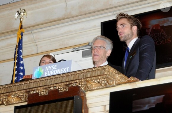 Robert Pattinson visite la New York Stock Exchange avec le réalisateur de Cosmopolis David Cronenberg le 14 août 2012